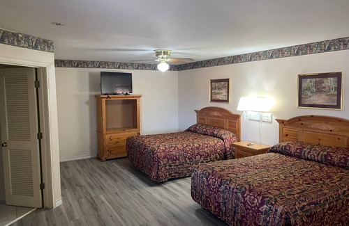 Mathis Hotel | Relax at Lakeside Inn & Suites with Family-Friendly Amenities