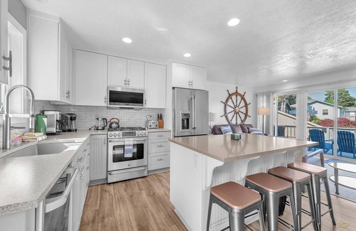 Lincoln City House | Serene Lakeside Retreat: Spa, Kayaks & Scenic Lake Access