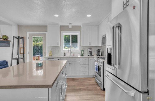 Lincoln City House | Serene Lakeside Retreat: Spa, Kayaks & Scenic Lake Access
