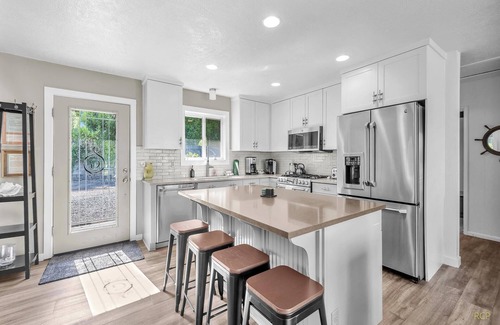 Lincoln City House | Serene Lakeside Retreat: Spa, Kayaks & Scenic Lake Access