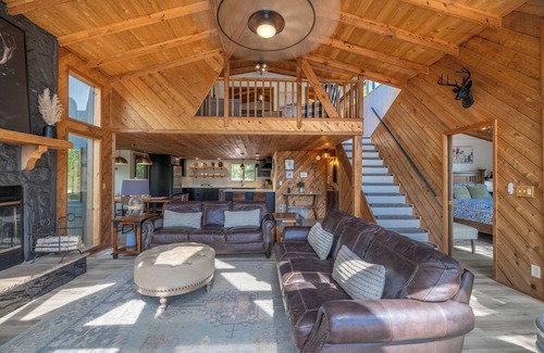 Innsbrook Ski Chalet | Experience Lakeside Linden Retreat: Guest Rated 9.8/10!