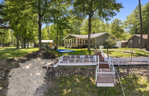Gladwin House | Experience Lakeside Lodge with Game Cave & Scenic Views