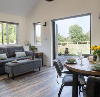 Eastleigh House | Exceptional Lakeside Lodge with Child-Friendly Amenities