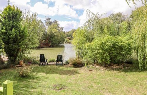 Tattershall House | Pet-Friendly Lakeside Lodge Retreat - Guest Rated 9.8/10