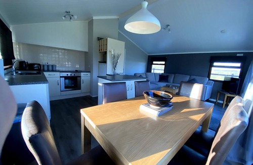 Bethersden House | Serene Lakeside Lodge with Scenic Views and Spa Amenities
