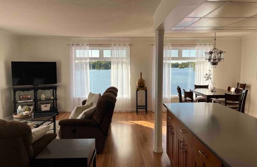 Port Severn Apartment | Pet-Friendly Lakeside Loft with Spa in Port Severn