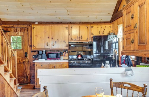 Rindge Cabin | Lakeside Log Cabin w/Porch in Monadnock Region