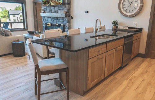 New Lisbon House | Lakeside Luxe Haven | NEW Modern Wisconsin Beach Retreat near Castle Rock Lake