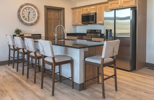 New Lisbon House | Lakeside Luxe Haven | NEW Modern Wisconsin Beach Retreat near Castle Rock Lake