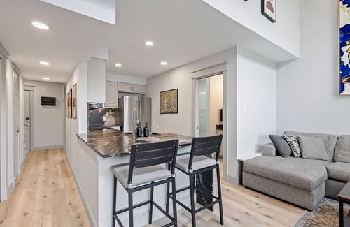 Briarcliff Condo | Lakeside Luxury Condo w/Wake Surf Boat, Pool, Hot Tub, 35min From Austin