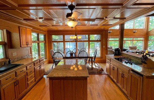 Crane Hill House | Serene Lakeside Retreat: Guest Rated 9.8 with Spa & Hot Tub
