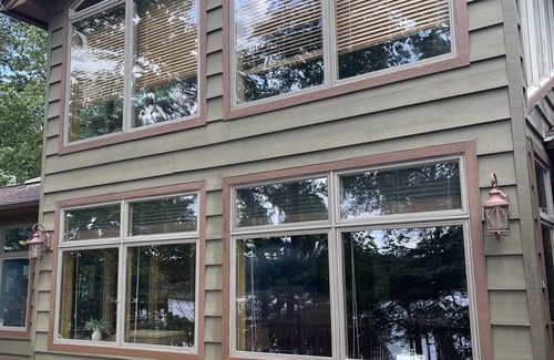 Crane Hill House | Serene Lakeside Retreat: Guest Rated 9.8 with Spa & Hot Tub