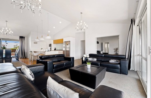 Wanaka Cottage | Top-Rated Lakeside Holiday Home in Wanaka for Families