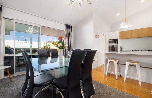 Wanaka Cottage | Top-Rated Lakeside Holiday Home in Wanaka for Families