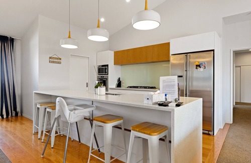 Wanaka Cottage | Top-Rated Lakeside Holiday Home in Wanaka for Families