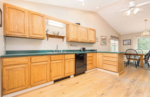 Oakland House | Lakeside Memories: Ideal Location with Private Dock Access