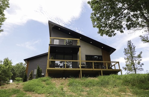 Grove Cabin | Tranquil Lakeside Retreat with King Beds & Scenic Views