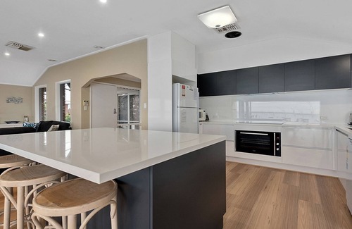 Mulwala House | Waterfront Retreat at Lakeside Mulwala with Private Jetty