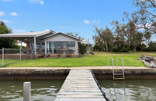 Mulwala House | Waterfront Retreat at Lakeside Mulwala with Private Jetty