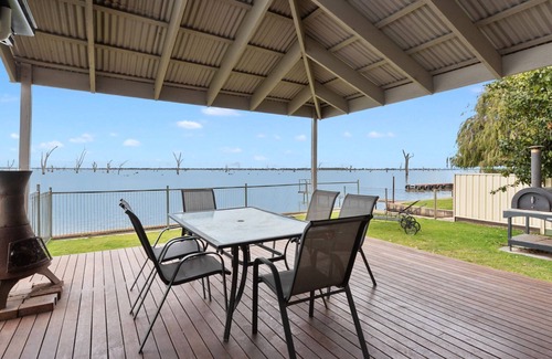 Mulwala House | Waterfront Retreat at Lakeside Mulwala with Private Jetty