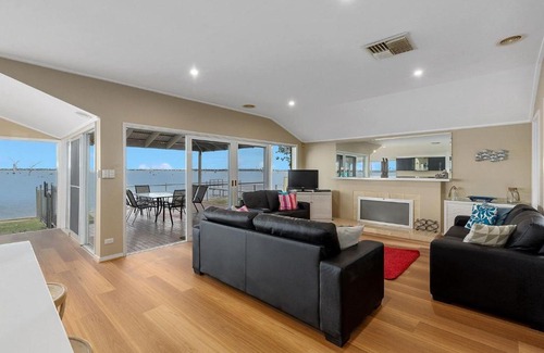 Mulwala House | Family-Friendly Retreat at Lakeside Mulwala - 10/10 Rating