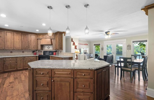 Linn Creek House | Lakeside Oasis – Room for 12!