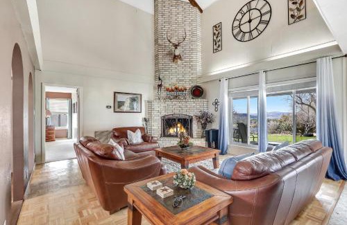 Canyon Lake House | Exceptional Lakeside Overlook: 4-Star Family-Friendly Retreat