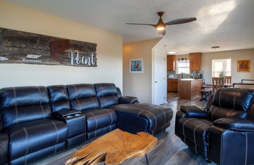 Sevierville House | Experience Lakeside Point with Private Dock & Game Room