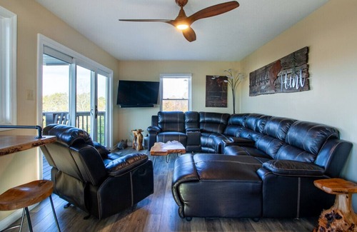 Sevierville House | Experience Lakeside Point with Private Dock & Game Room