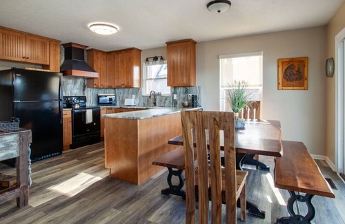 Sevierville House | Experience Lakeside Point with Private Dock & Game Room