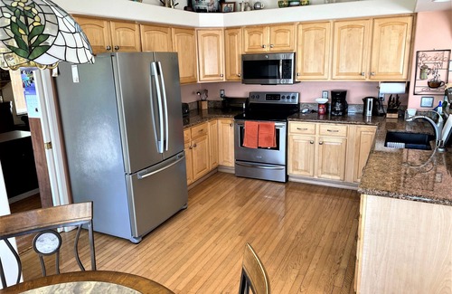 Bayshore - Klatt House | Beautiful Lakeside 4 Bedroom Home with Boat Access in Anchorage