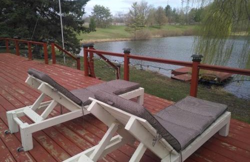 Adjala-Tosorontio Villa | Cozy Lakeside Executive Suite for Family-Friendly Getaways