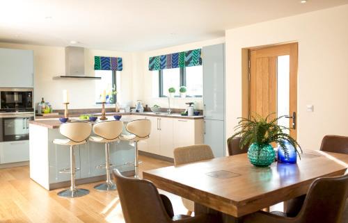 Holworth House | Relaxing Lakeside Retreat with Spa Access on Nature Reserve