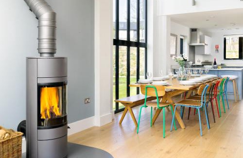 Holworth House | Serene Lakeside Retreat with Spa Access on Nature Reserve