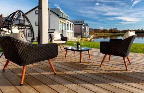Holworth House | Relaxing Lakeside Retreat with Spa Access on Nature Reserve