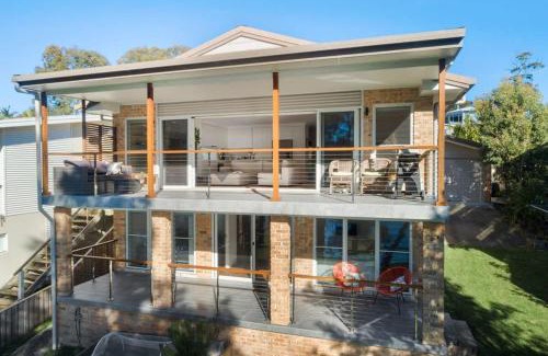Kings Point House | Pet-Friendly Lakeside Retreat with Perfect 10/10 Reviews
