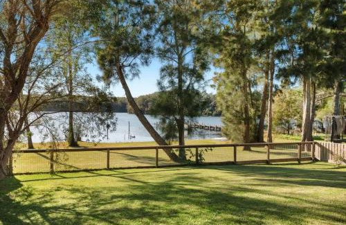 Kings Point House | Pet-Friendly Lakeside Retreat with Perfect 10/10 Reviews
