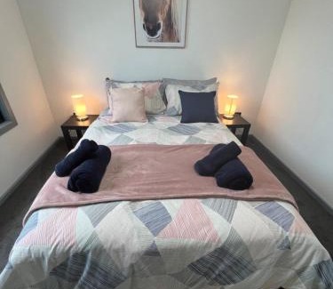 Raymond Terrace Apartment | Pet-Friendly Lakeside Residence with Breakfast & High Ratings