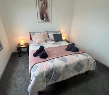 Raymond Terrace Apartment | Pet-Friendly Lakeside Residence with Breakfast & High Ratings