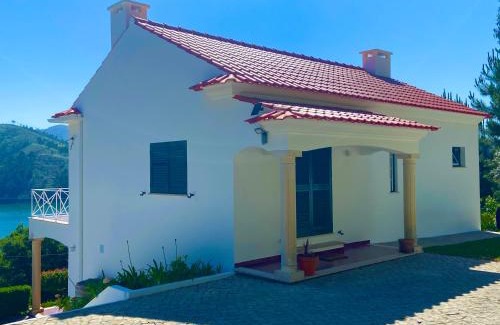 Ferreira do Zezere House | Relax at Lakeside Rest: Family-Friendly & Guest Rated 9.5