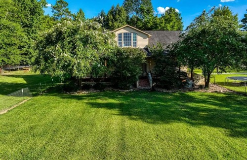 Montgomery House | Relax at Lakeside Retreat with Hot Tub & Pet-Friendly Perks