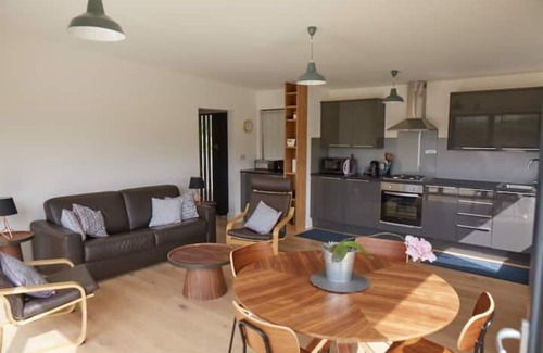 West Down House | Relaxing Lakeside Retreat with Hot Tub in Woolacombe