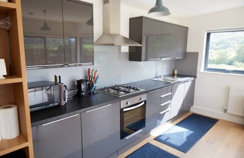 West Down House | Relaxing Lakeside Retreat with Hot Tub in Woolacombe