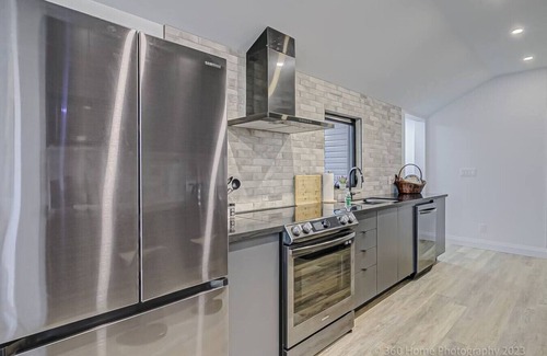 Bowmanville House | Relaxing Lakeside Retreat: Viva La Vida Awaits You