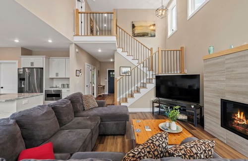 Penn Lake Park House | Experience Lakeside Serenity: Lakefront Retreat with Views!