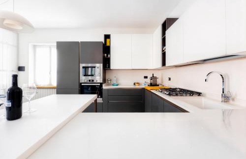 Paratico Apartment | LAKESIDE SERENITY ESCAPE - Free Wi-Fi and Private Parking Included