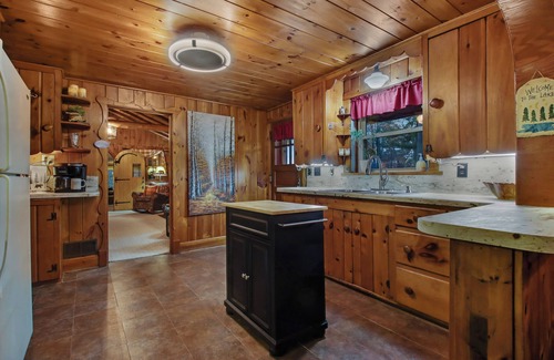 Bloomer Cabin | Lakeside Serenity: Your Perfect Northwoods Exhale