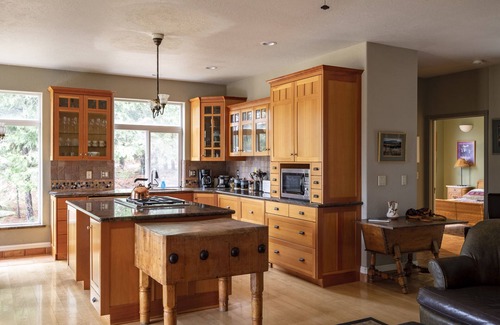 Weed House | Pet-Friendly Lakeside Cottage with Spa & Lake Views