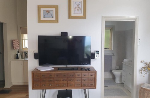 East Jindabyne Apartment | Lakeview Retreat: Highly Rated & Family-Friendly Escape