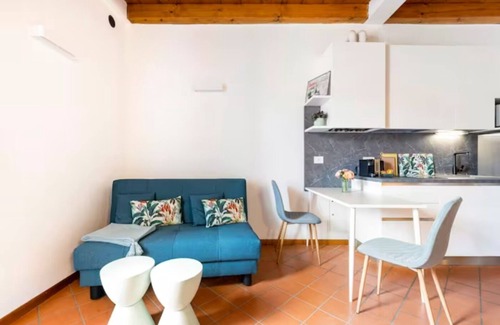 Pacengo Apartment | Romantic Lakeside Studio with Pool and Ocean View